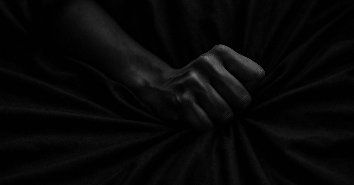 Main crispée sur un drap noir : edging et maîtrise de l'orgasme Imagen