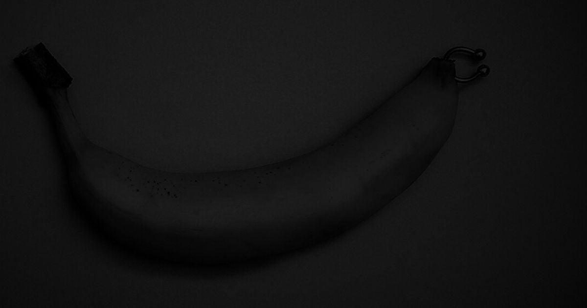 Banane ornée d'un anneau de piercing en métal : piercing Prince Albert