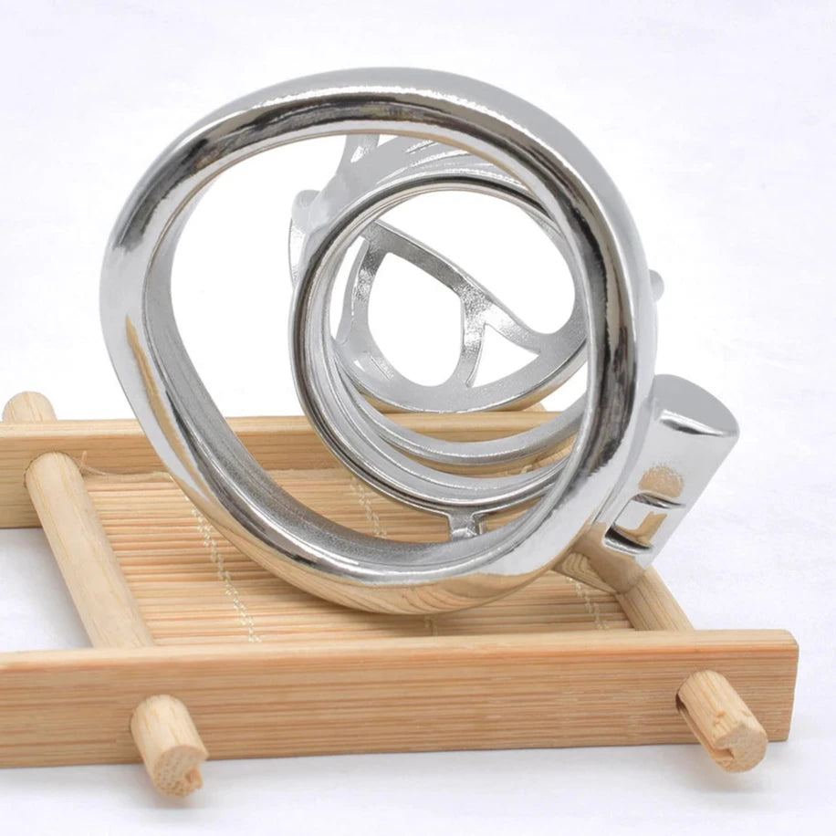 Grande cage de chastete en metal pour soumis