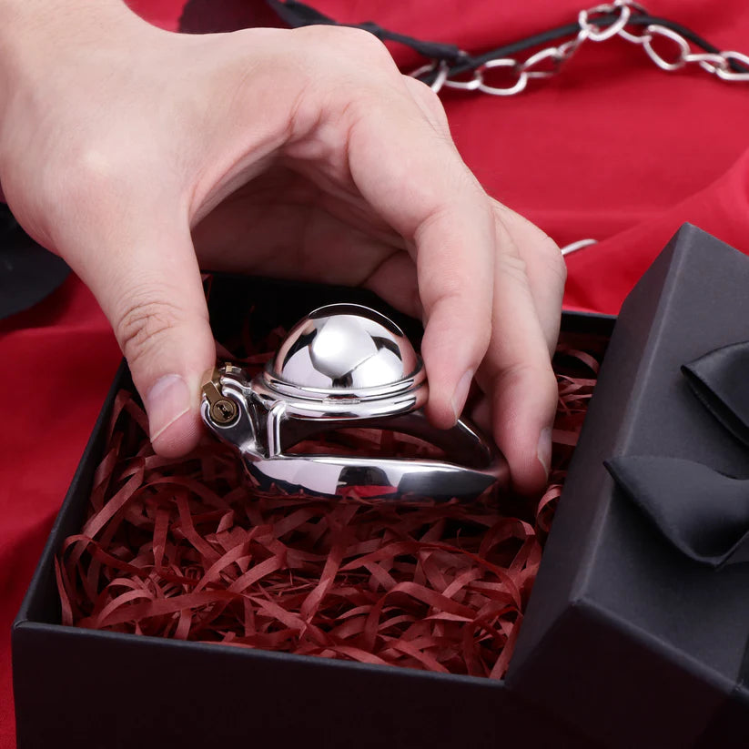 Petite cage de chasteté en hémisphère ouvert