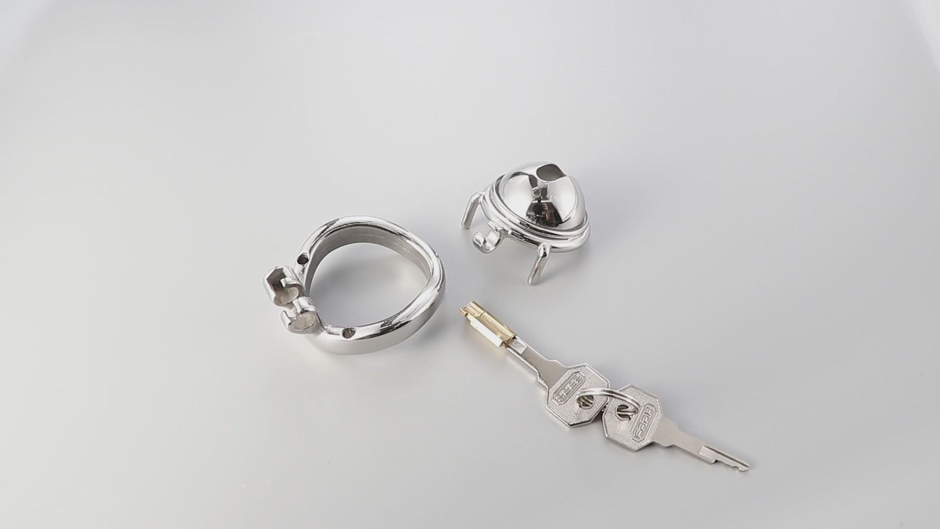 Petite cage de chasteté en hémisphère ouvert